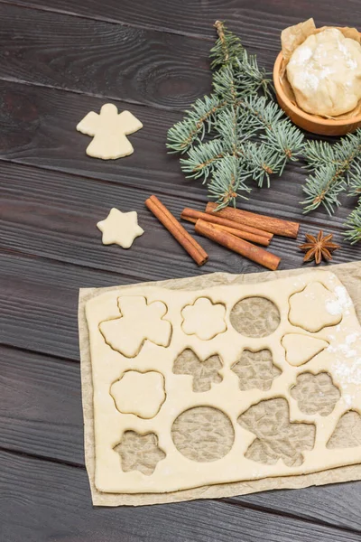 가지와 가문비나무 잔가지 막대기 곰팡이에 형태의 쿠키자르기 크리스마스 준비중이야 평평하게 — 스톡 사진