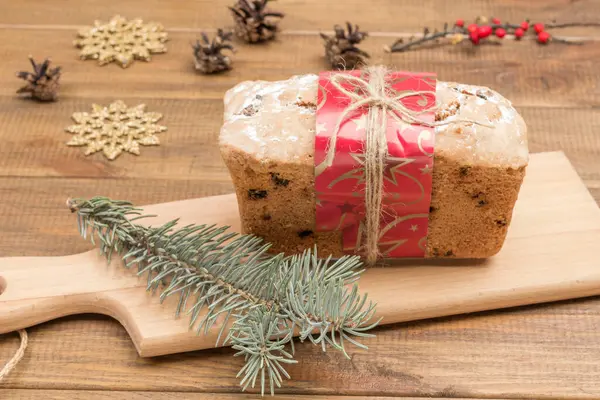 Torta Natale Rami Abete Bordo Coni Fiocchi Neve Sul Tavolo — Foto Stock