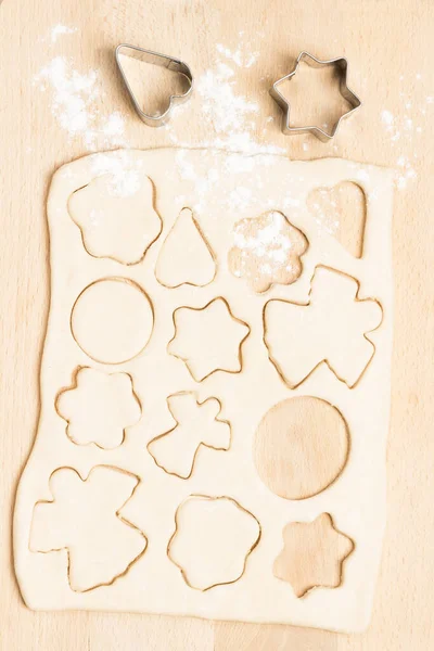 Pasta Cottura Biscotti Carta Con Stampi Tagliabiscotti Sfondo Legno Posa — Foto Stock