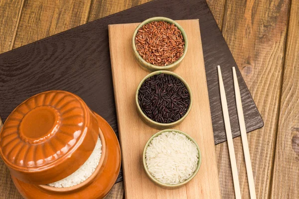 Tres Tipos Arroz Tazones Cerámica Bordo Arroz Blanco Tazón Cerámica — Foto de Stock