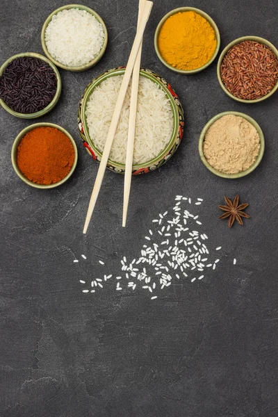 Různé Druhy Rýže Suchého Koření Miskách Bambusové Tyčinky Rozumím Ležel — Stock fotografie