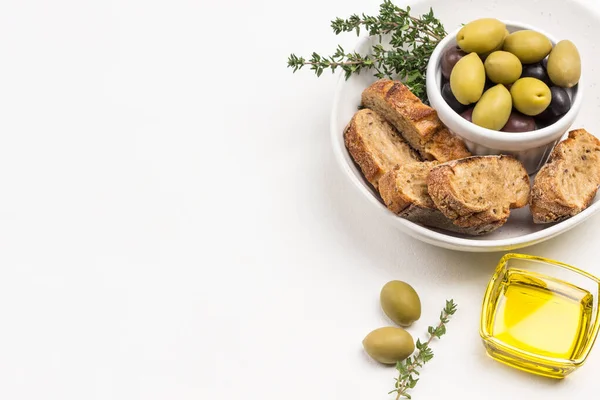 Olives Slices Bread Ceramic Bowl Copy Space White Background Top — Stock Photo, Image