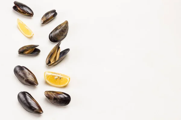 Mejillones Con Conchas Abiertas Limón Sobre Fondo Blanco Mariscos Mariscos — Foto de Stock