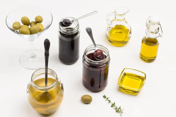 Olives Olive Oil Glass Jars White Background Top View — Stock Photo, Image