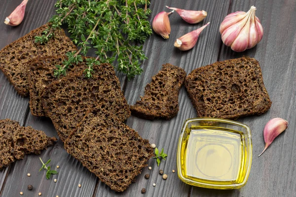 Schwarzbrot Thymianzweige Butter Glasschüssel Und Knoblauch Auf Dem Tisch Dunkler — Stockfoto