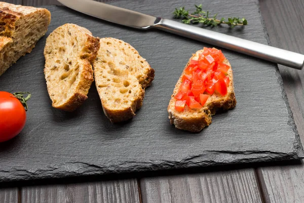 Pedazos Pan Cuchillo Sándwich Tomate Rodajas Delicioso Aperitivo Aperitivo Fondo — Foto de Stock