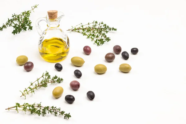 Olives Scattered Table Thyme Sprigs Olive Oil Bottle Copy Space — Stock Photo, Image