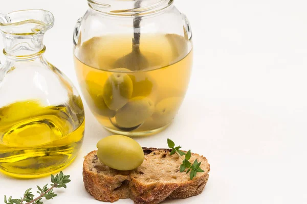 Grüne Olive Auf Einer Scheibe Brot Glas Mit Oliven Ölflasche — Stockfoto