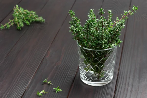 Thymianzweige Glas Thymian Auf Dem Tisch Dunkler Holzhintergrund Ansicht Von — Stockfoto