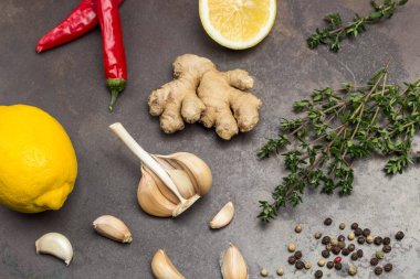 Sarımsak ve limon, zencefil kökü, kekik ve biber. Dokunulmazlık için ürünler. Üst Manzara. Paslı metal arkaplan