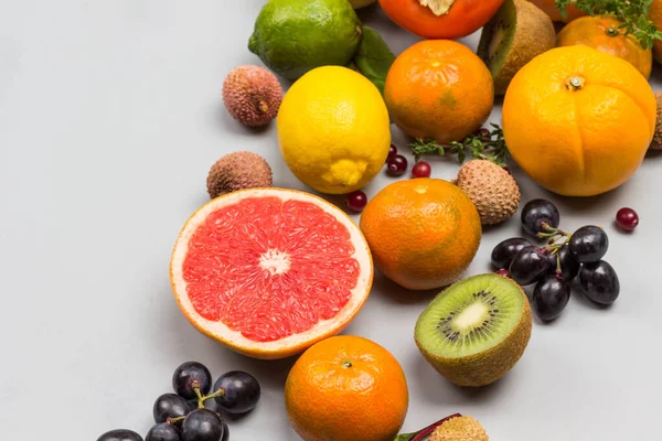 Set Varied Multicolored Exotic Fruits Mandarins Grapefruit Lychee Kiwi Grapes — Stock Photo, Image