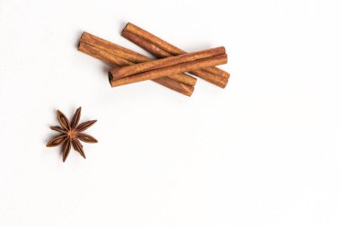 Yıldız anason ve tarçın çubukları. Düz yatıyordu. Beyaz arka plan. Boşluğu kopyala