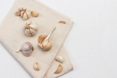 Bej peçeteye sarımsak. Beyaz arka plan. Uzayı kopyala Üst görünüm