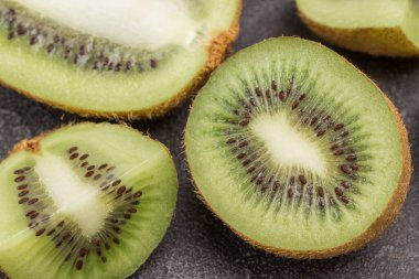 Doğranmış kivi meyvesi. Koca bir kivi meyvesi. Siyah arka plan. Üst görünüm