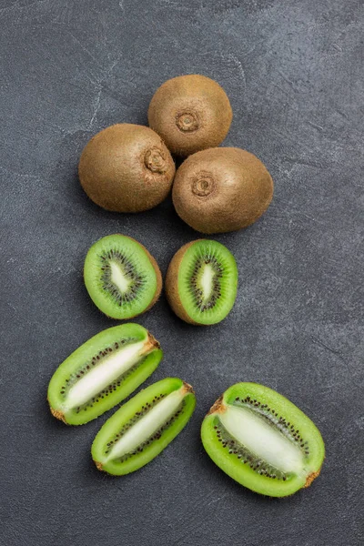 Nakrájené Kiwi Bobule Jedno Celé Kiwi Ovoce Černé Pozadí Horní — Stock fotografie