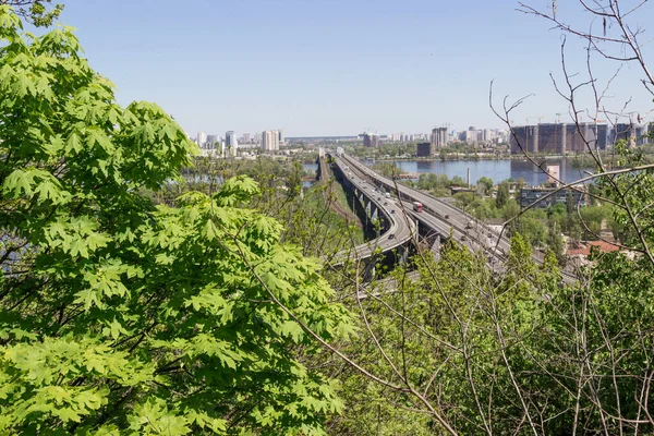 Paesaggio Urbano Ponte Sul Fiume Costruzione Grattacieli Cielo Blu — Foto Stock