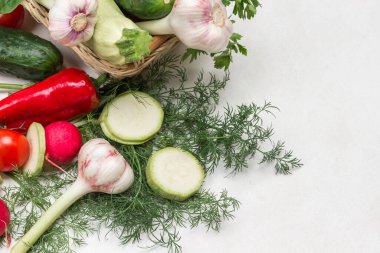 Sarımsak, hasır sepette kabak. Biber, domates ve dereotu masaya. Düz yatıyordu. Kapatın. Beyaz arkaplan