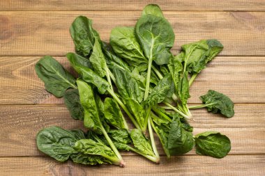 Ispanak yaprakları masada. Hafif ahşap zemin. Üst görünüm. 