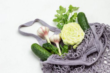 Salatalık, sarımsak ve yarım lahana, gri pamuklu kişniş. Beyaz arka plan. Düz yatıyordu. Boşluğu kopyala