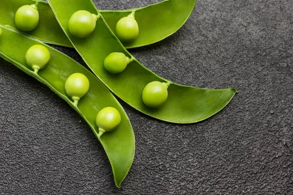 Opened Pods Green Peas Table Black Background Flat Lay — Foto de Stock