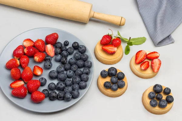 Blueberries Strawberries Gray Plate Tartlets Berries Table Rolling Pin Gray — Stock Photo, Image