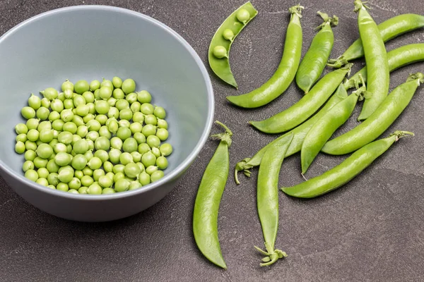 Peeled Green Peas Gray Bowl Pea Pods Table Black Background — Photo