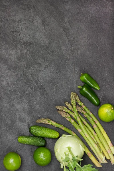 Asparagus Mentimun Kapur Dan Kohlrabi Atas Meja Latar Belakang Hitam — Stok Foto