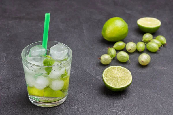 Copo Bebida Gelada Com Limão Hortelã Gelo Palha Vidro Fatias — Fotografia de Stock
