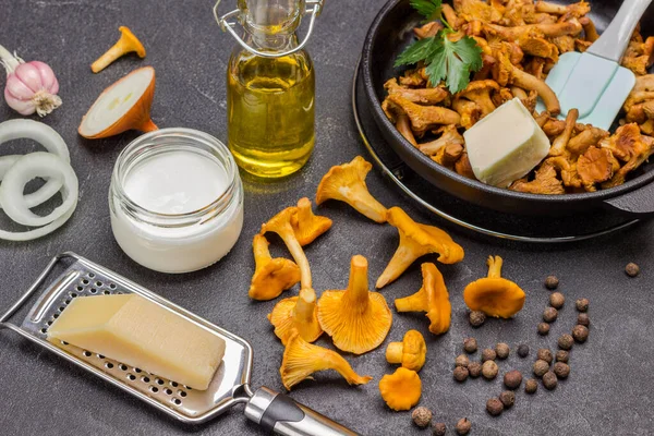 Käse Auf Reibe Gehackte Zwiebeln Rohe Pfifferlinge Auf Dem Tisch — Stockfoto