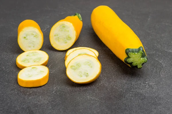 Reife Gelbe Zucchini Zucchini Scheiben Geschnitten Halbe Zitrone Schwarzer Hintergrund — Stockfoto