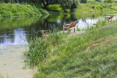Nehir kenarındaki ahşap bank. Dinlenme yeri.