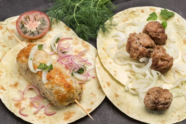 Kebab Spieß Und Frikadellen Mit Tomaten Und Zwiebeln Auf Fladenbrot — Stockfoto