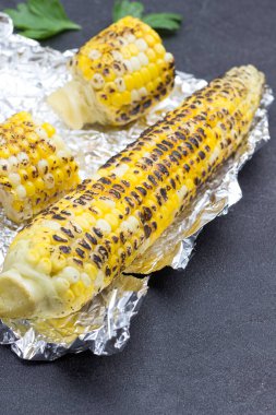 Folyoda ızgara mısır koçanı. Siyah arkaplan