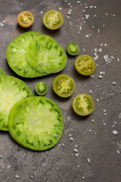Scheiben Grüner Tomaten Rostiger Metallhintergrund Flache Lage — Stockfoto