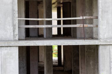 İnşaat: binanın beton duvarları ve zeminleri. Çerçevenin bir parçası