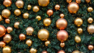 Sarı toplar ve köknar ağacı dallarının yeni yıl arkaplanı. Yakın plan..