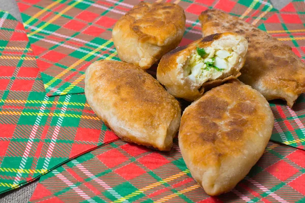 Renkli peçete üzerinde kızarmış pies