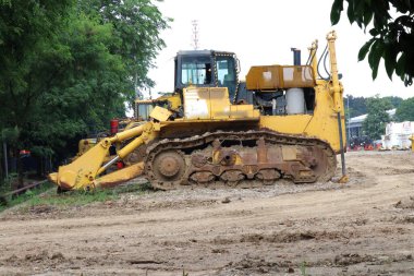 Tarladaki eski ve hasarlı bir traktörün fotoğrafı.