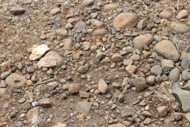 Çakıl taşı, kaya, kum ve kahverengi toprak fotoğrafı