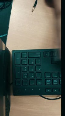 Klavyesi ve tuş takımı olan bir bilgisayarın veya bilgisayarın videosu