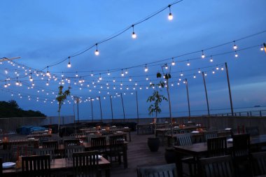 Limandaki çelik bir zincirin fotoğrafı.