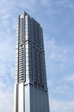 Yüksek binaların ve mavi gökyüzünün fotoğrafı