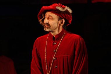 Ortaçağ İtalya giyinmiş bir adam. Shakespeare drama bir sahne