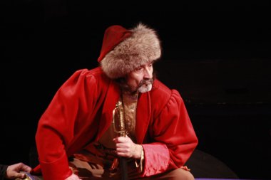 Moğol Prens giyinmiş bir adam. Tarihsel drama bir sahne