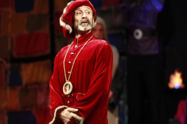 Ortaçağ İtalya giyinmiş bir adam. Shakespeare drama bir sahne