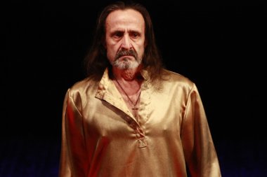 Moğol Prens giyinmiş bir adam. Tarihsel drama bir sahne