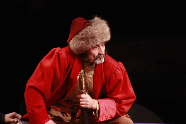Ένας άντρας ντυμένος Μογγολικό πρίγκιπα. Μια σκηνή από το ιστορικό δράμα — Φωτογραφία Αρχείου
