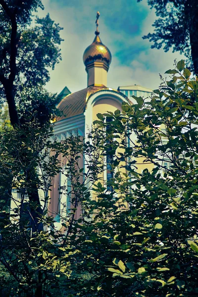 Igreja ortodoxa emoldurada por árvores — Fotografia de Stock