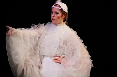 Çocuk Tiyatrosu, beyaz dove5