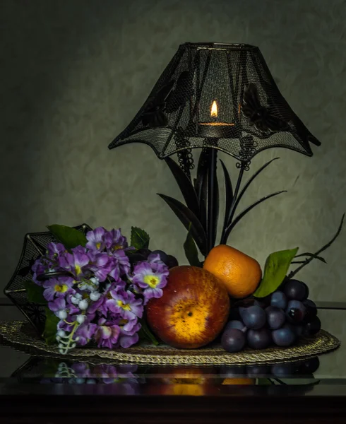 Натюрморты, цветы и свечи — стоковое фото